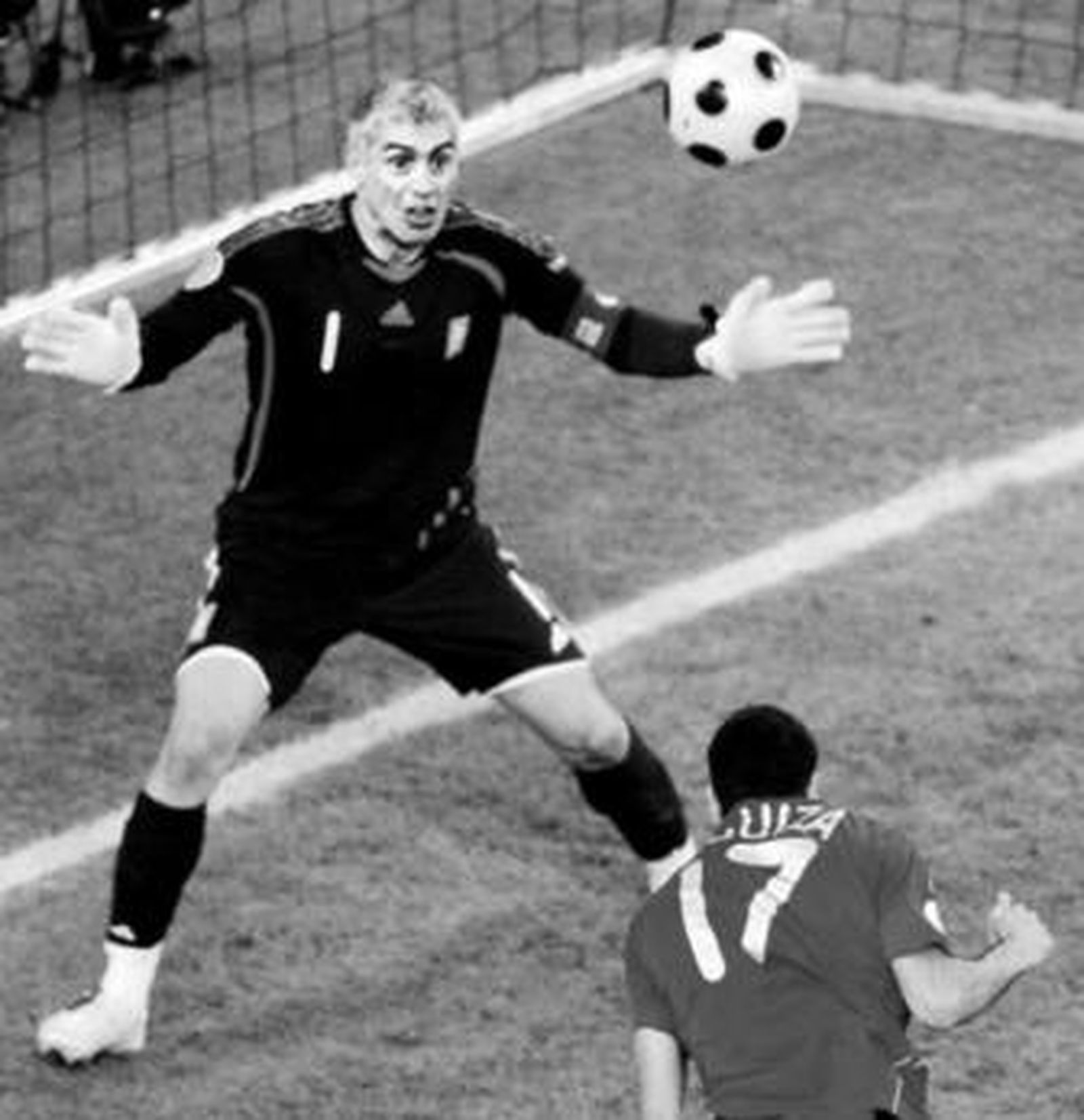 Dani Güiza cabecea a la red el centro de Sergio García.