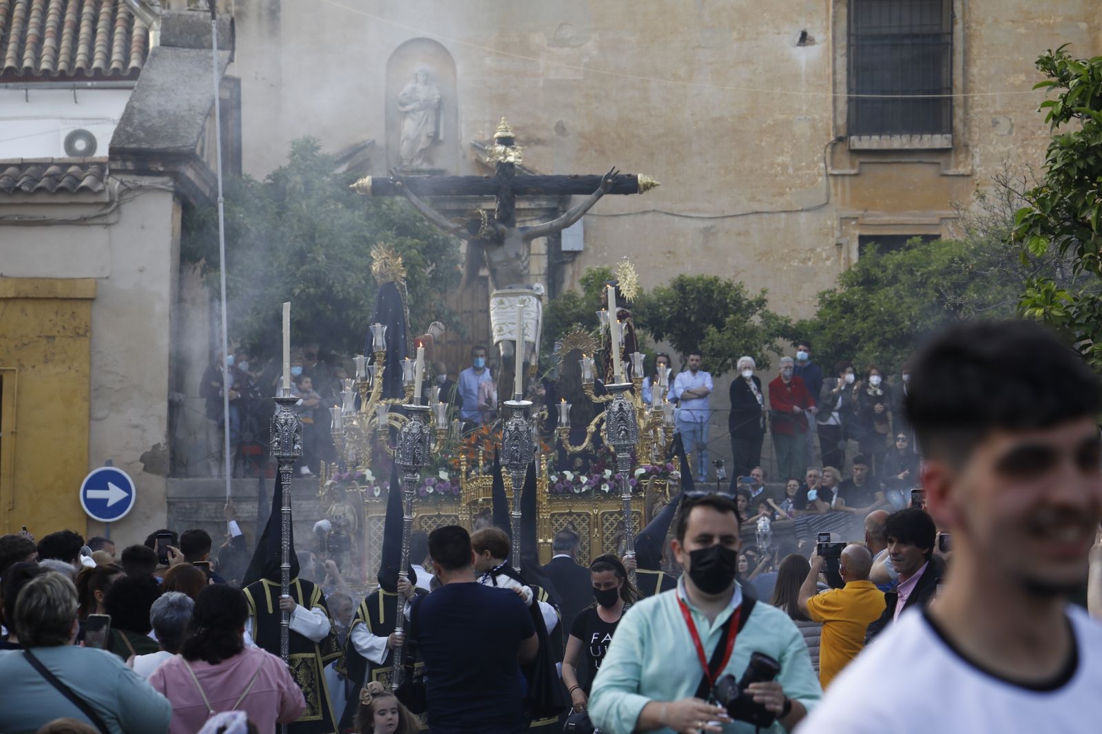 Jueves Santo en Córdoba: La procesión del Cristo de Gracia, en imágenes