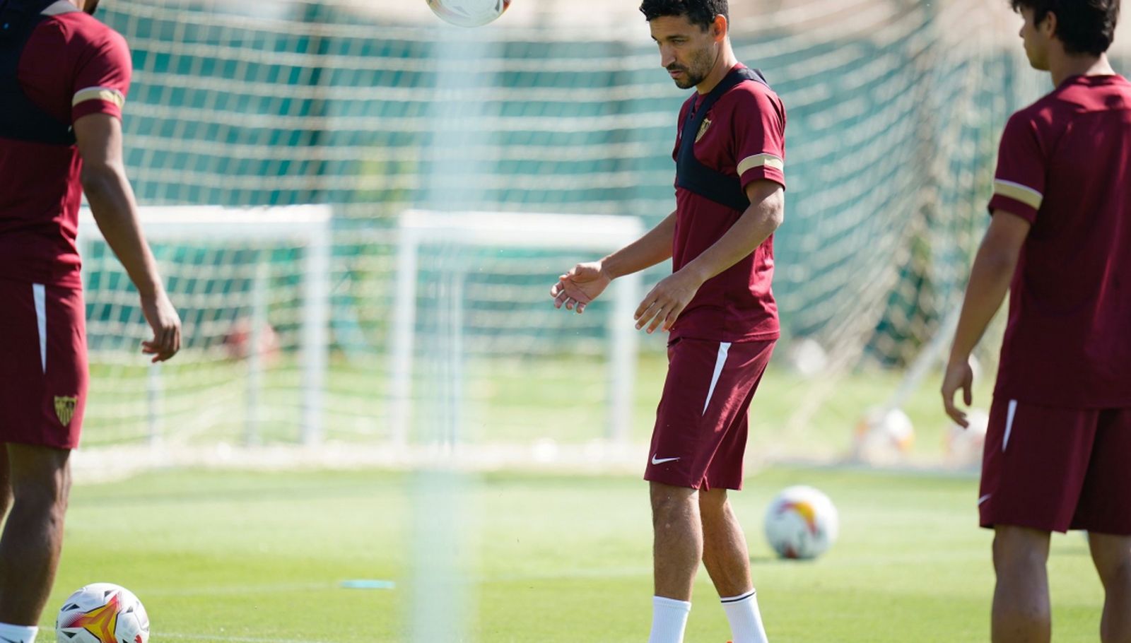 Jesús Navas cabecea durante un rondo junto a Óliver Torres.