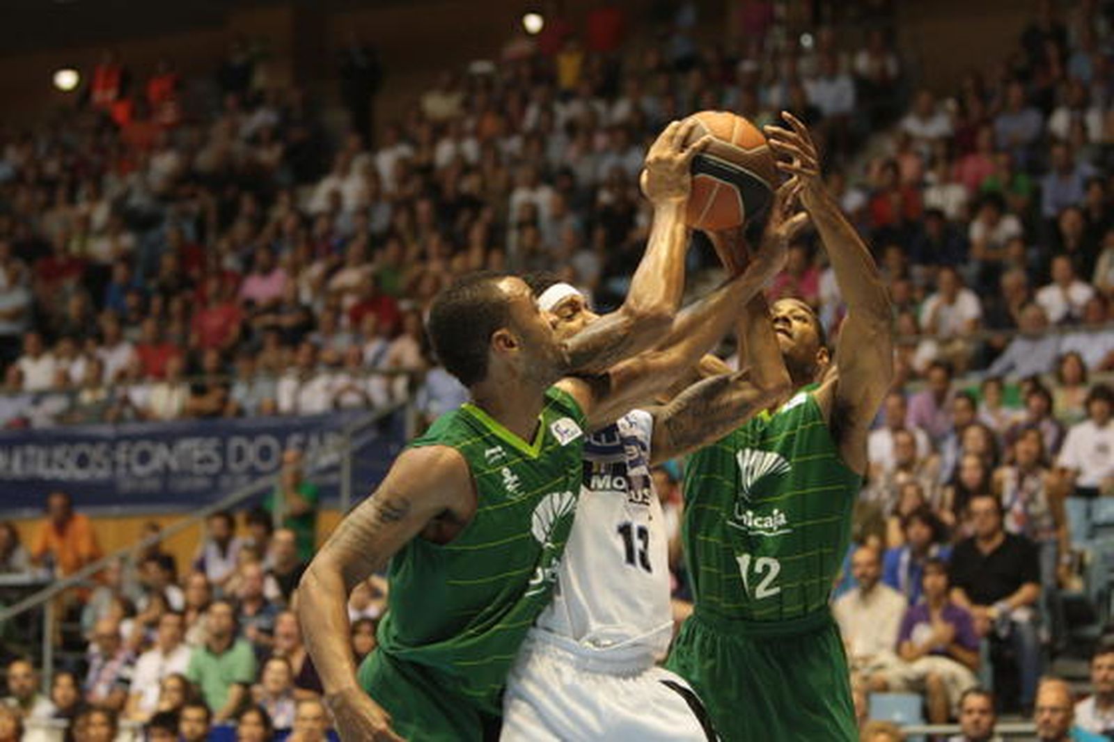 Unicaja vence en Santiago al Blusens Monbus por 71-78 después de sobreponerse a un mal inicio

Foto: ACBMEDIA