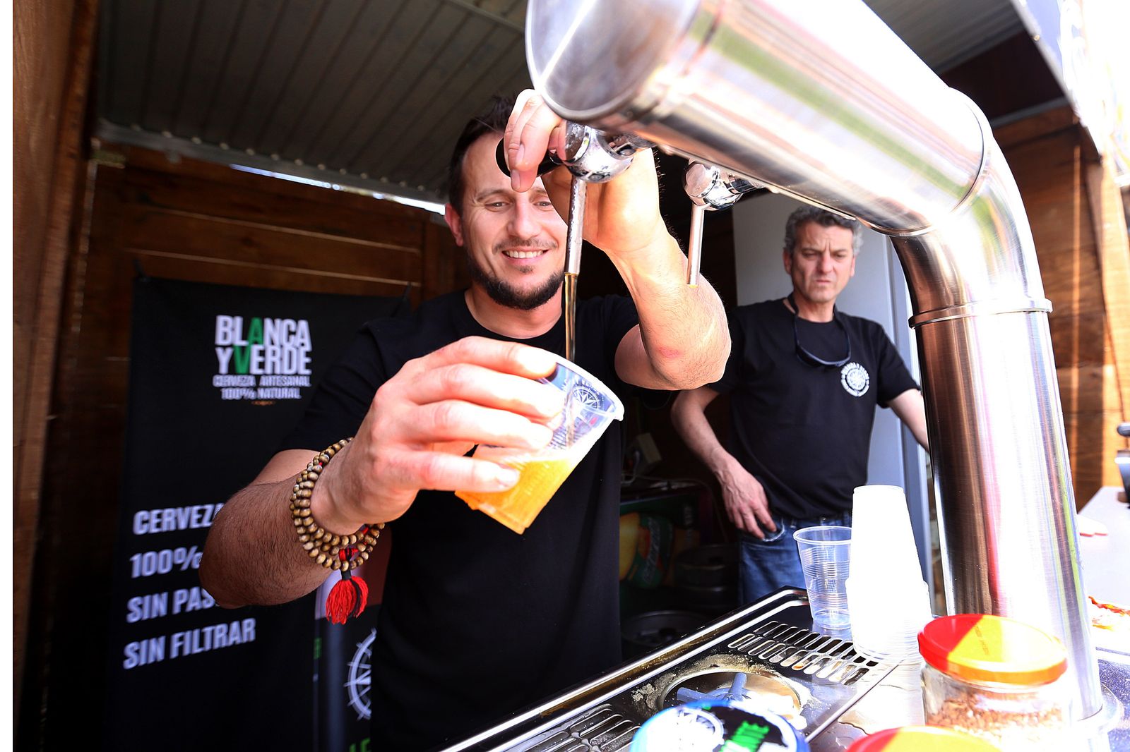 Momento en el que se tira una caña de cerveza de la marca chiclanera 'Blanca y Verde'