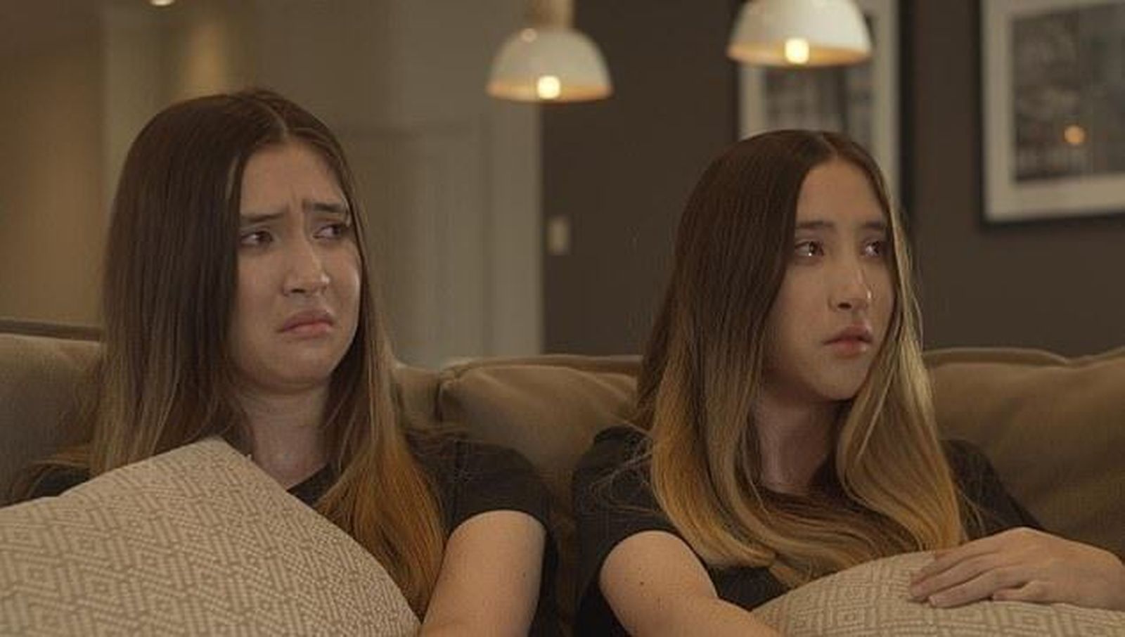 Las gemelas Lisa y Erica Hoy (la fallecida en el accidente de este día 1) en un telefilme australiano