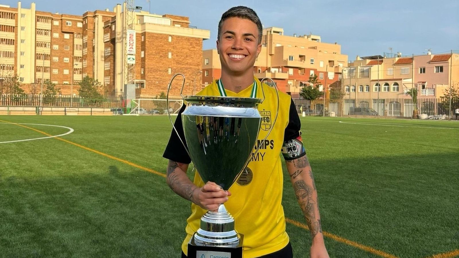 Sarah Koernig posa con un trofeo.