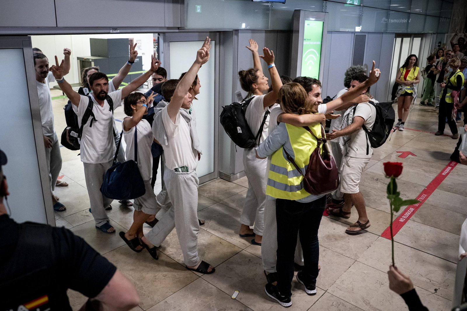 Regreso del primer grupo de españoles detenidos por Israel el domingo.