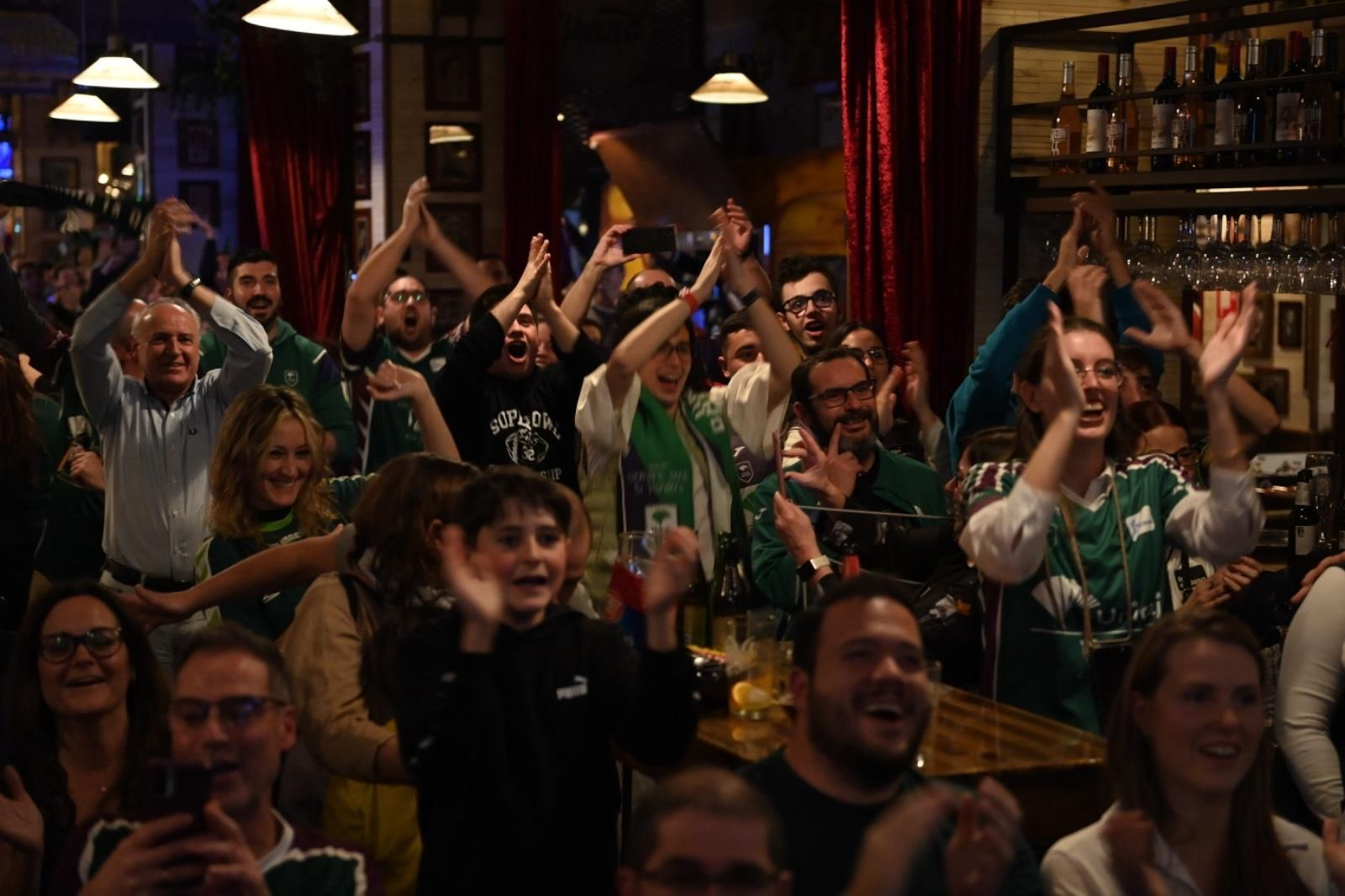 La fiesta del Le Grand Café del Centro con el Unicaja, en imágenes