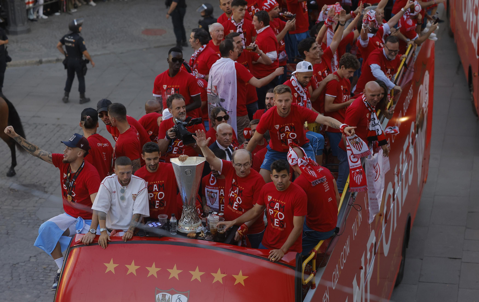 Las imágenes del Sevilla fc por las calles de Sevilla como campeón de la Europa League