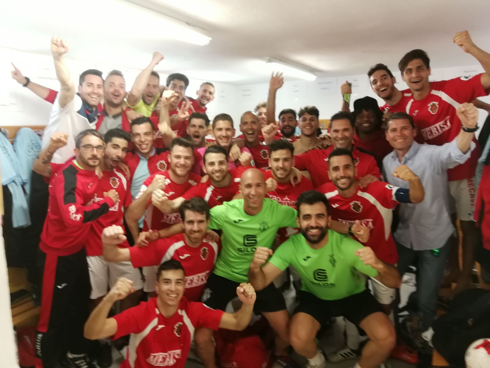 La plantilla del Espeleño celebra la permanencia al final del duelo.
