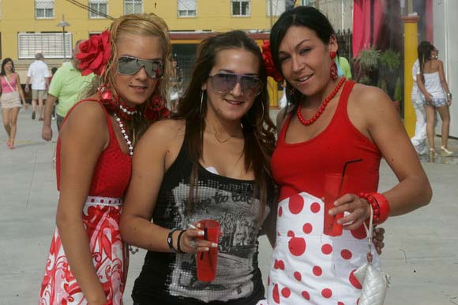 Tres jóvenes antes de su incursión en una de las casetas del Real algecireño.

Foto: Jose Maria Quiñones
