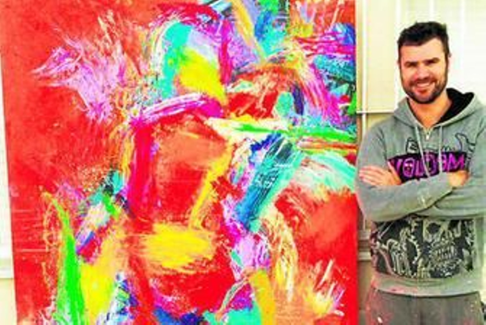 Imagen de Adrián Torres con una de sus obras.
