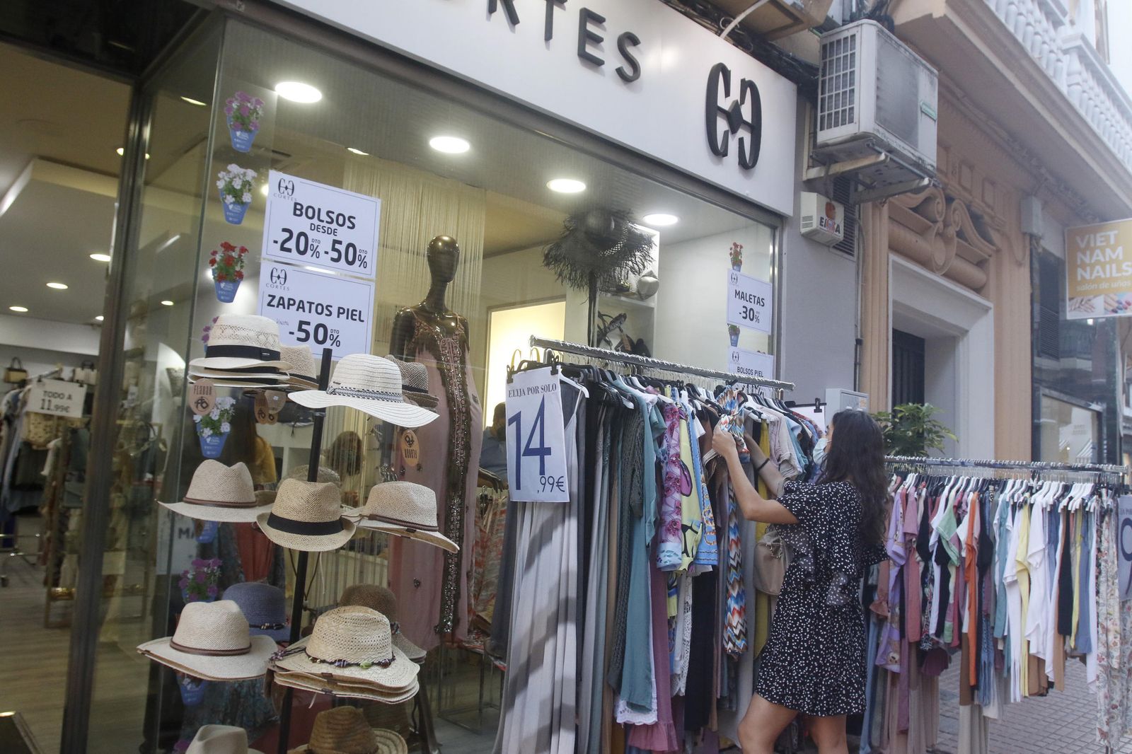La "noche más larga" del comercio del Centro y la Judería de Córdoba, en fotografías