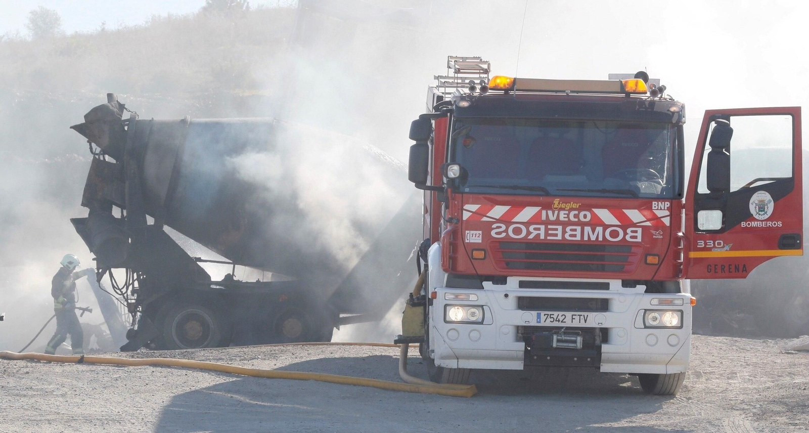 Bomberos de la provincia, en un incendio de maquinaria en Gerena.