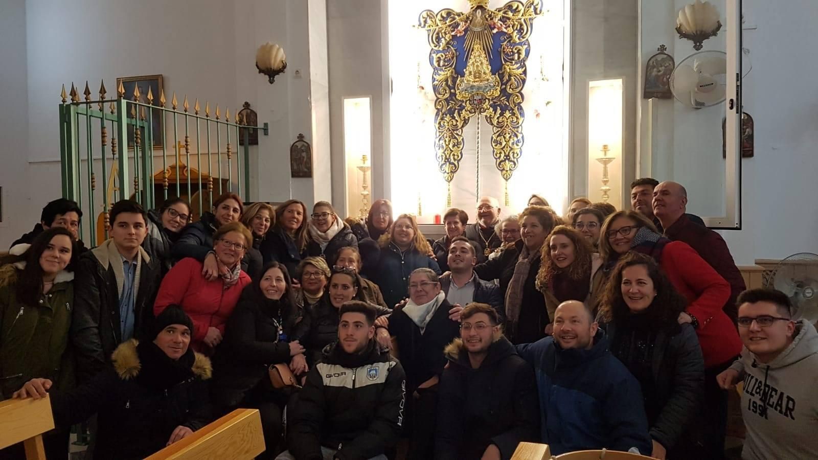 Grupo de rocieros de Garrucha que se reunieron anoche ante el Simpecado.