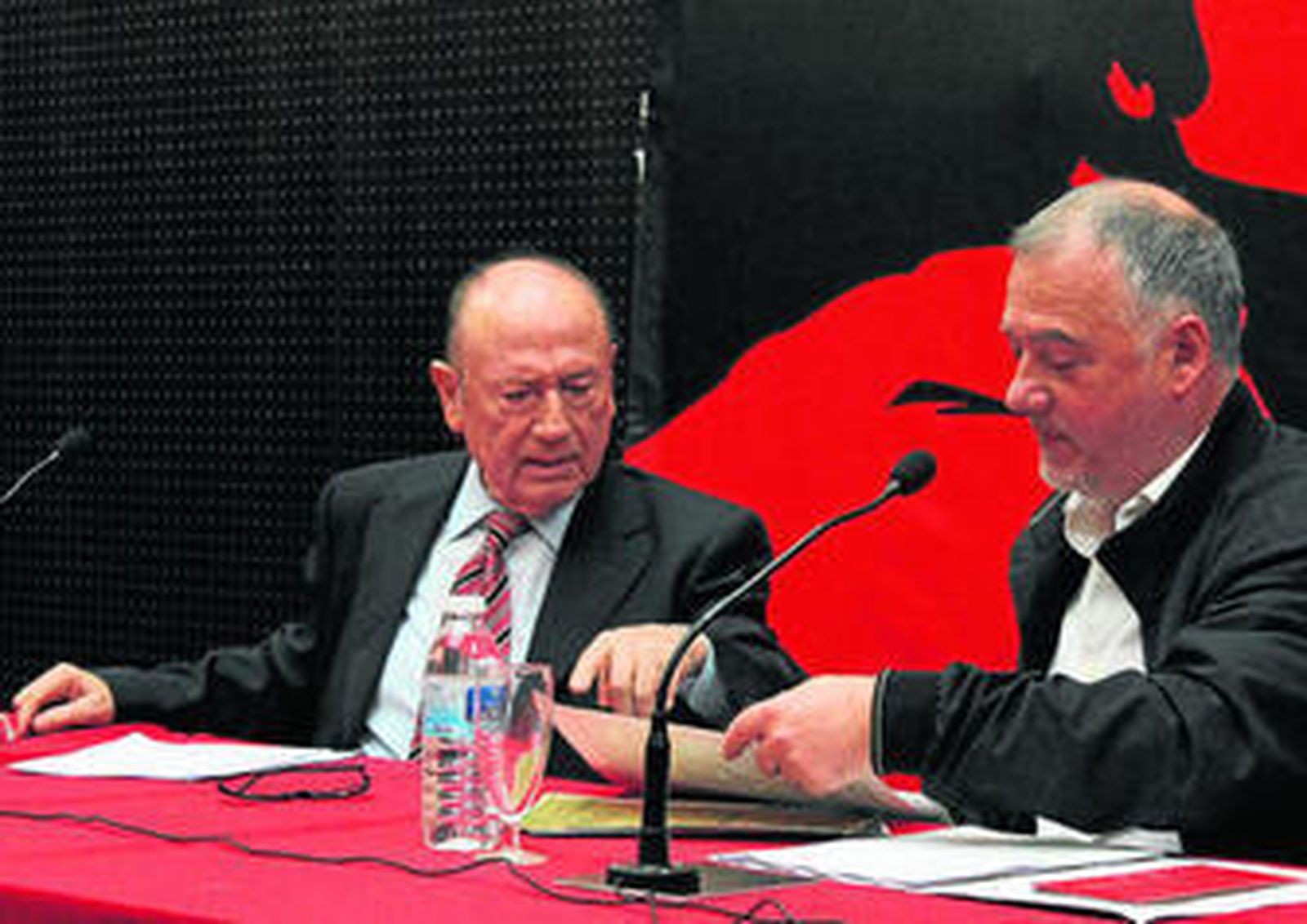 Fosforito y Faustino Núñez, ayer, en la sala Orive.