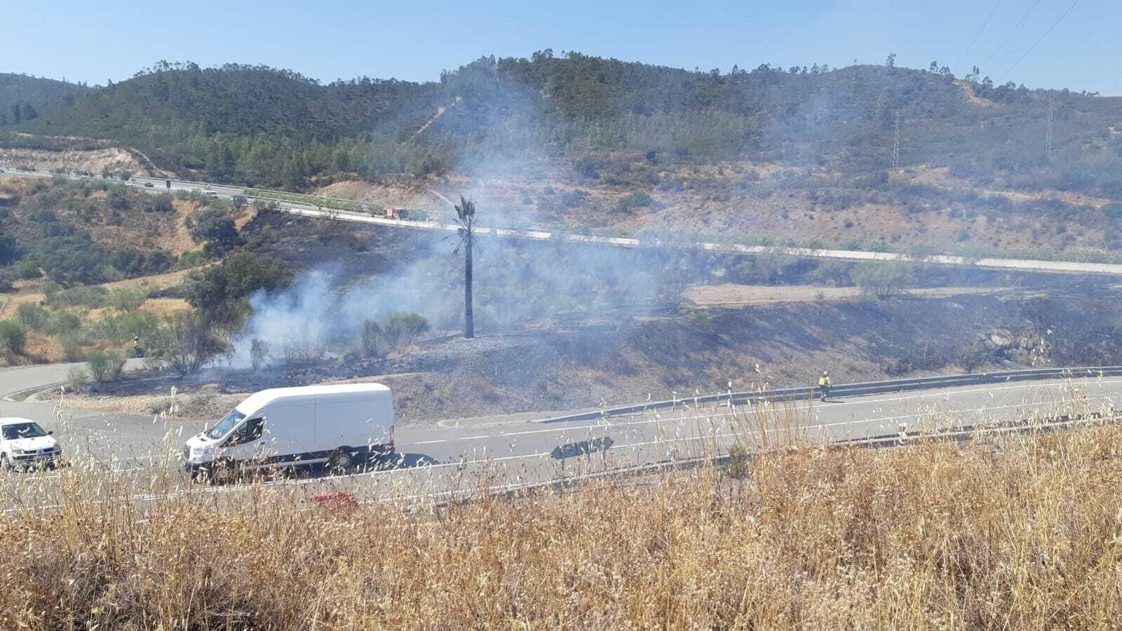 El fuego ha estado muy cerca de la carrera N-630