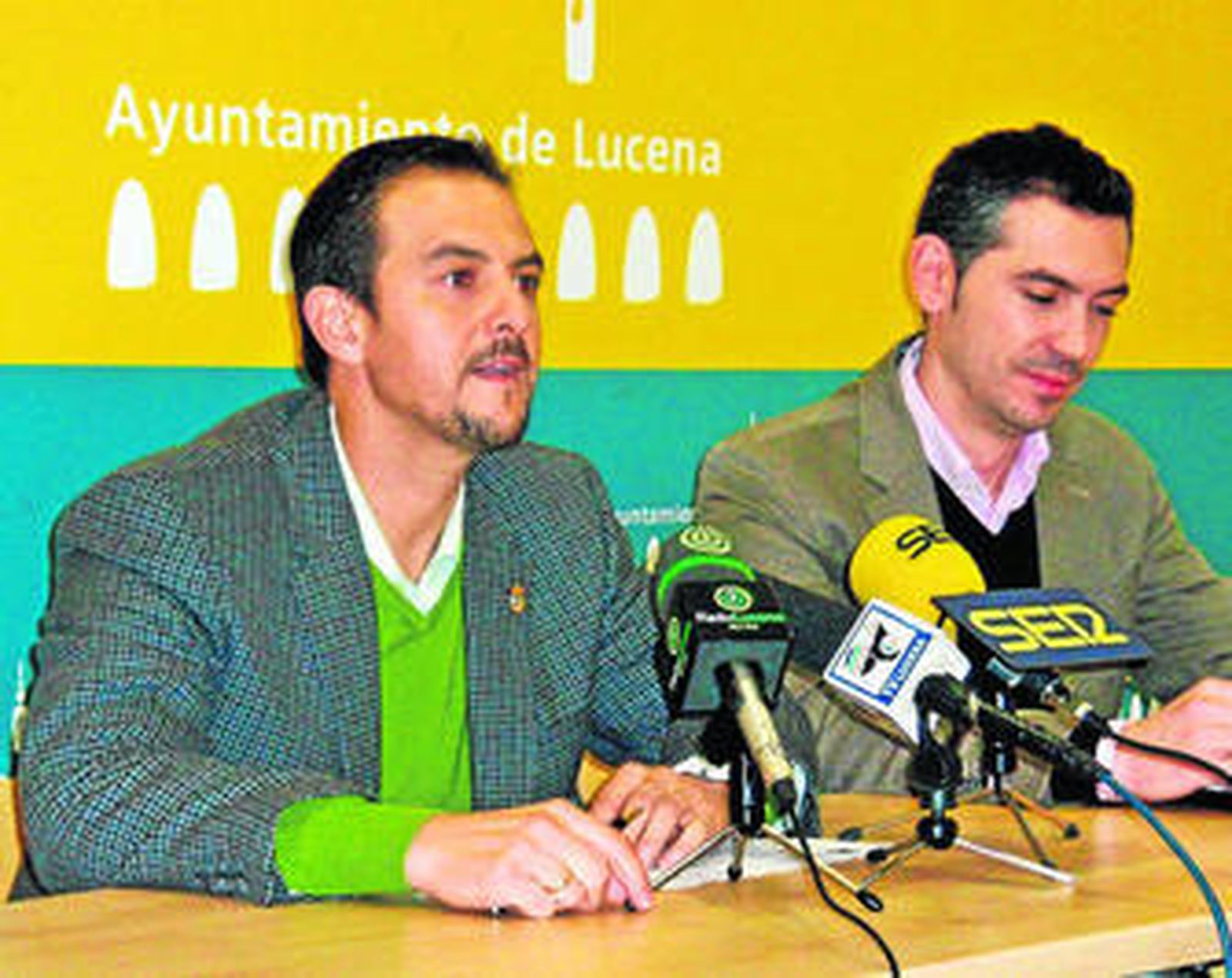 Manuel Lara y Rodrigo Aranda explican la actividad del depósito aduanero de la localidad lucentina.
