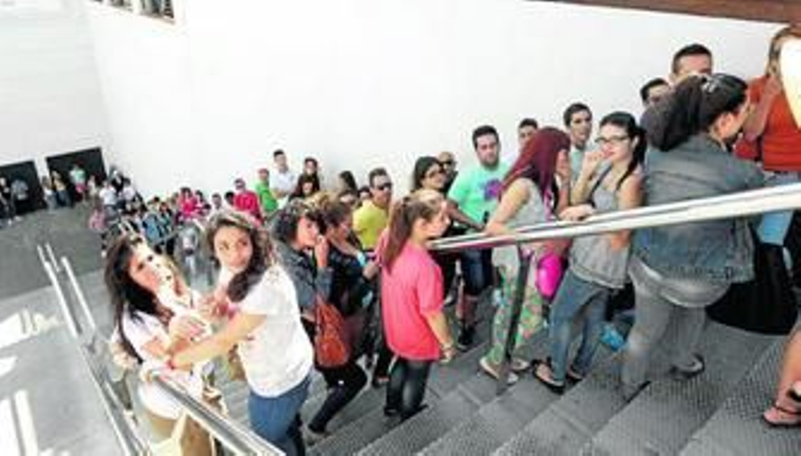 La larga cola de los preseleccionados para hacerse con un número para el casting de ayer.