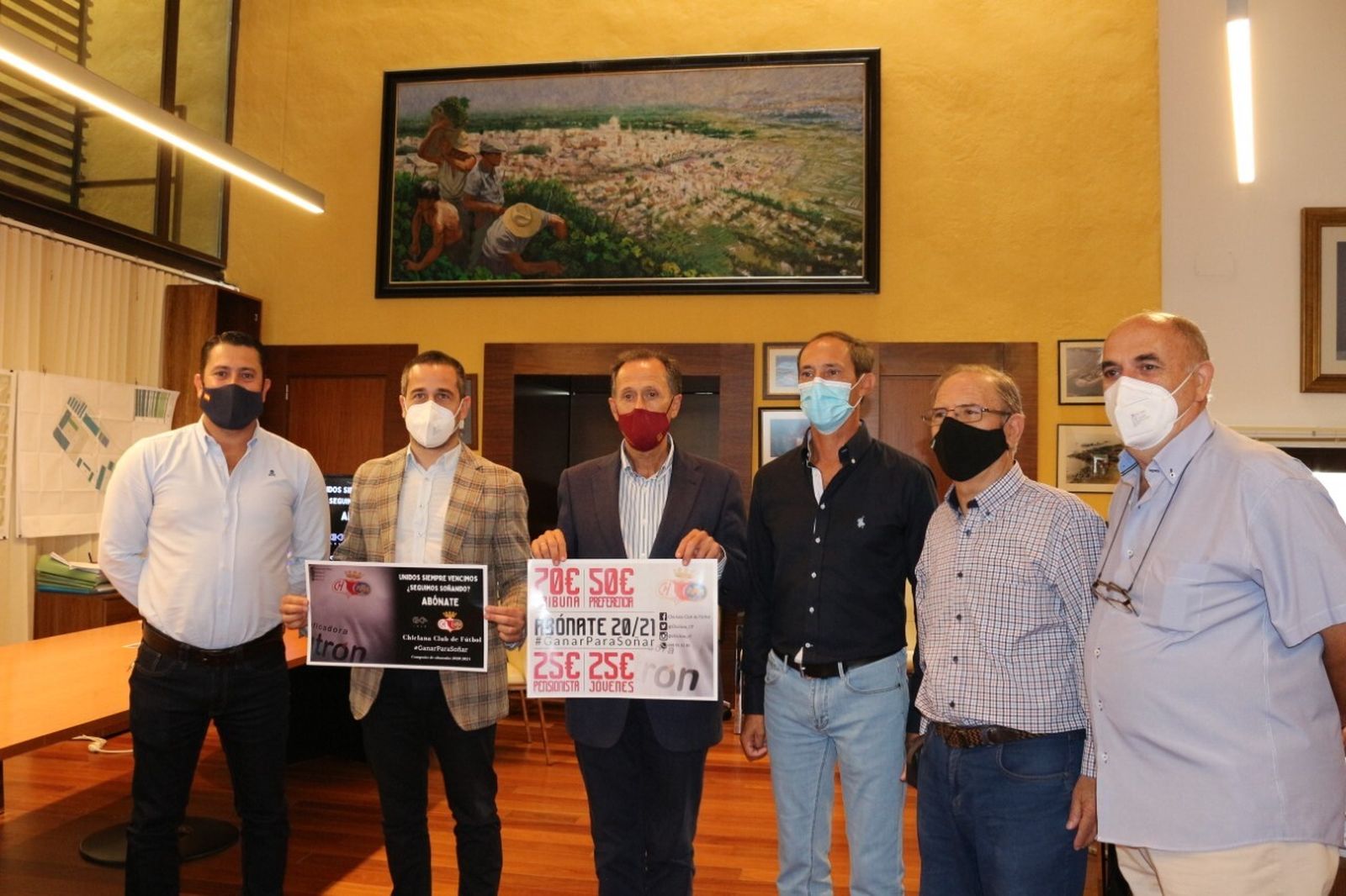 Representantes municipales y del club chiclanero tras la presentación de la campaña.