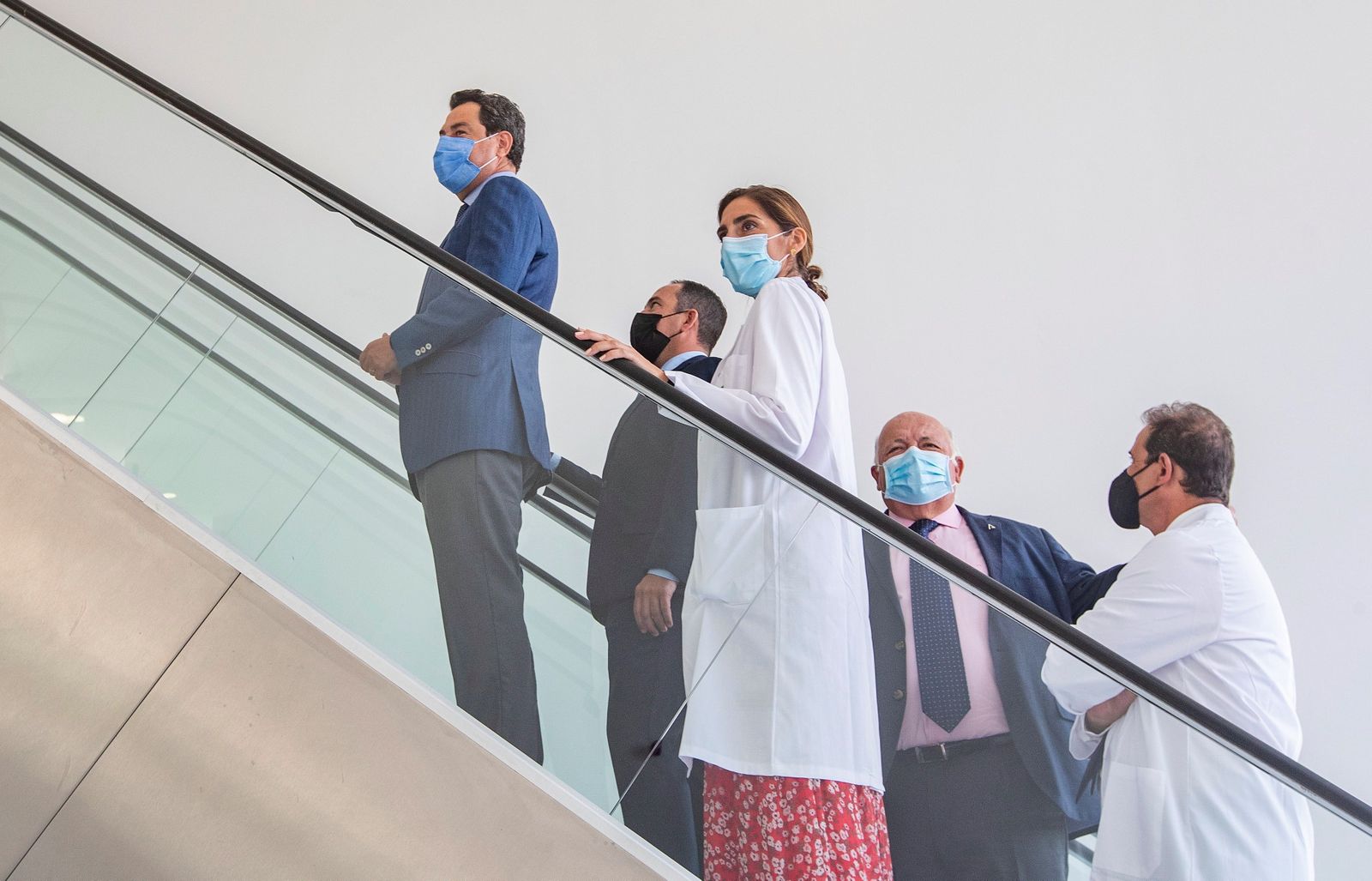 Juanma Moreno, este miércoles en el hospital de Vejer.