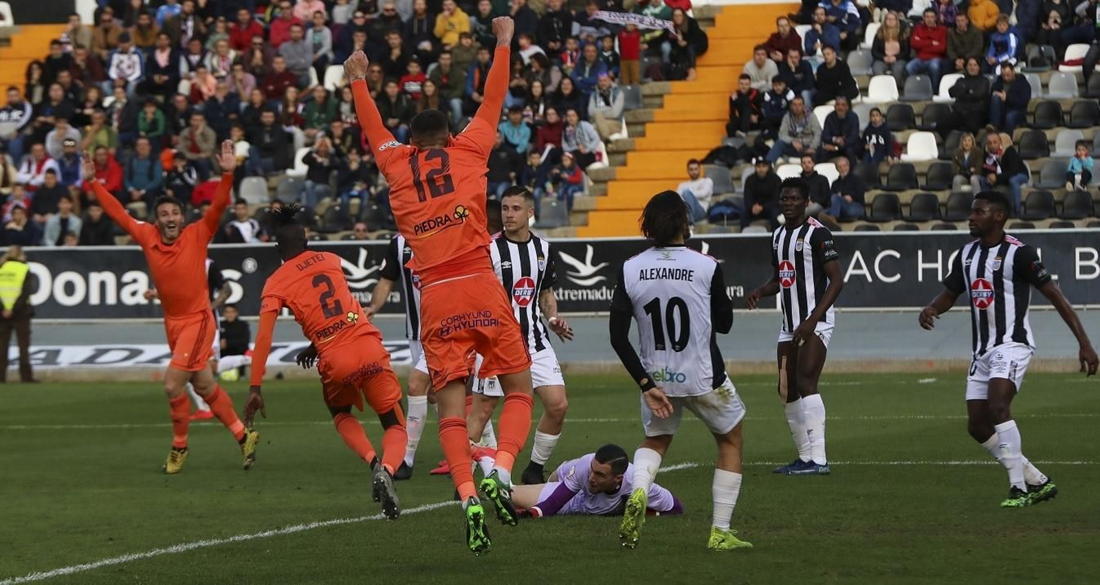 Los jugadores del Córdoba CF celebran el gol de Djetei al Badajoz.