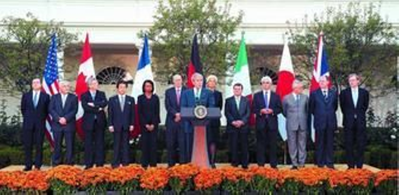 George W. Bush se dirige a los periodistas tras la reunión de ayer con los ministros de Economía del G-7 en Washington.