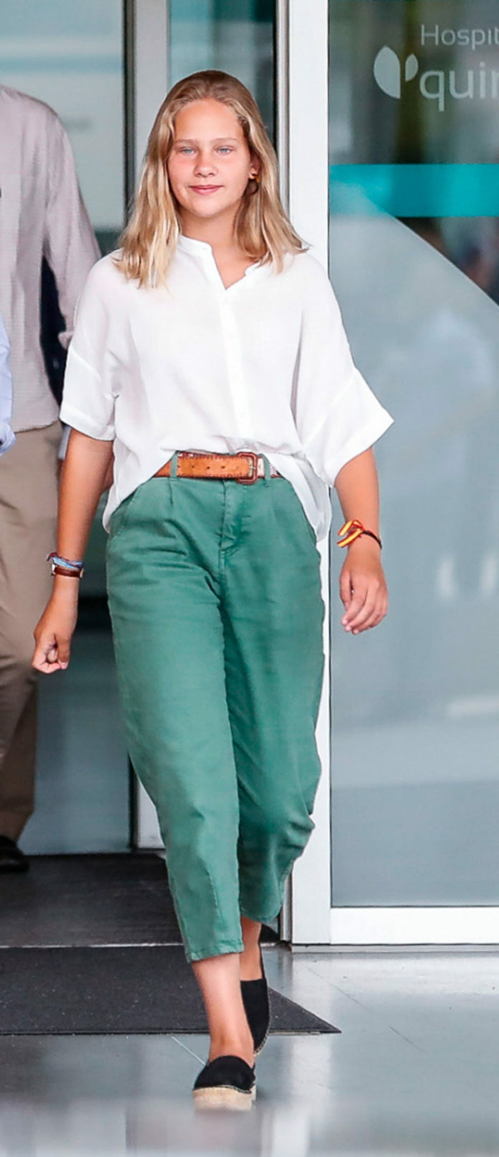 Irene Urdangarín, muy a la moda con pantalones verdes y camisa 'oversize' blanca.