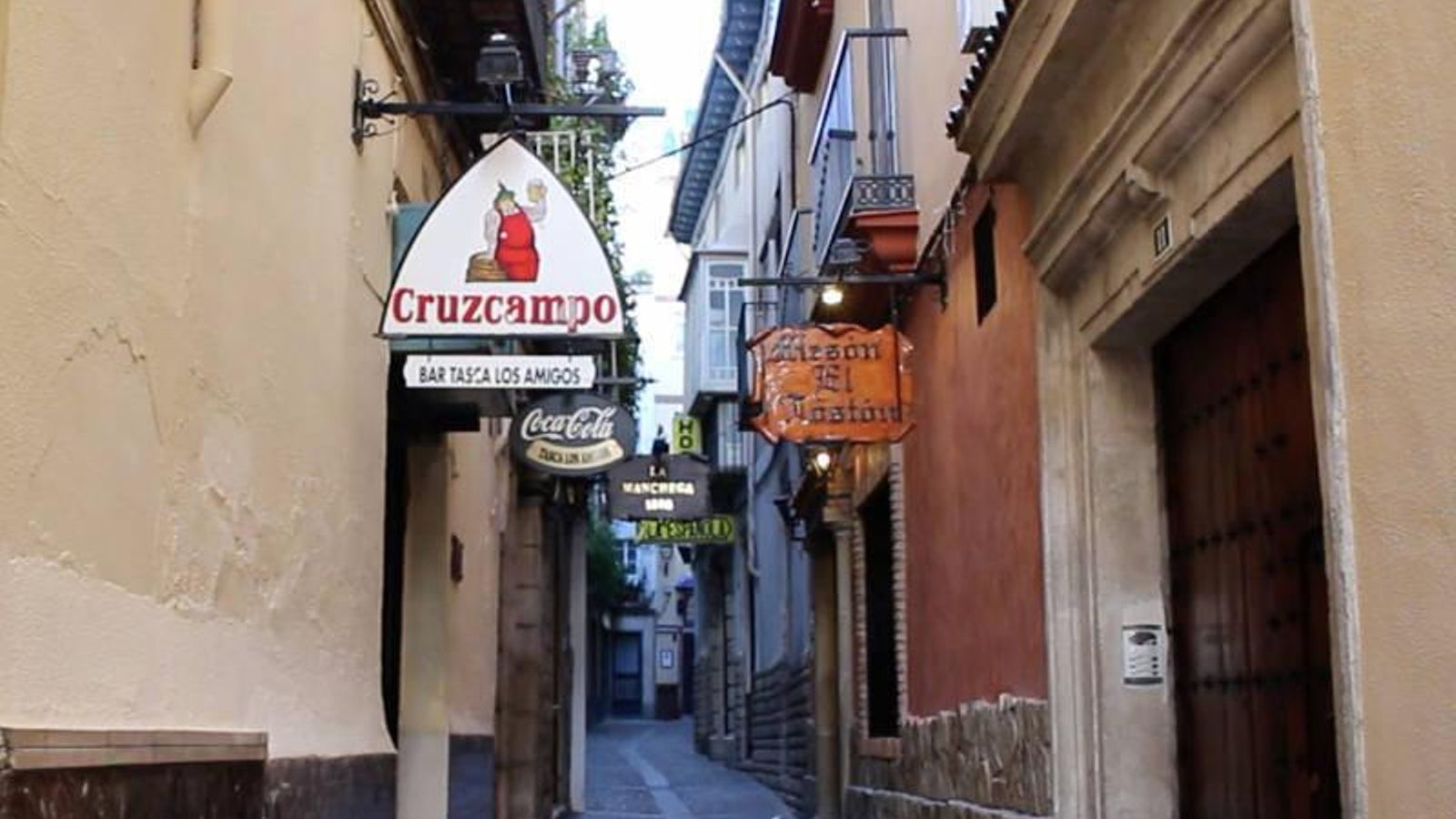 Calle de las tascas de Jaén en el corazón de la ciudad. Calle de las tascas de Jaén en el corazón de la ciudad.