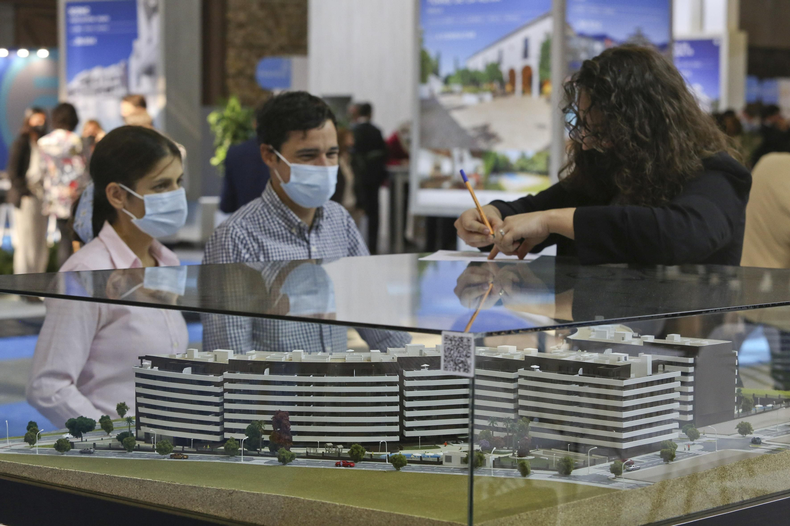 Dos visitantes observan una de las urbanizaciones en oferta en el Simed