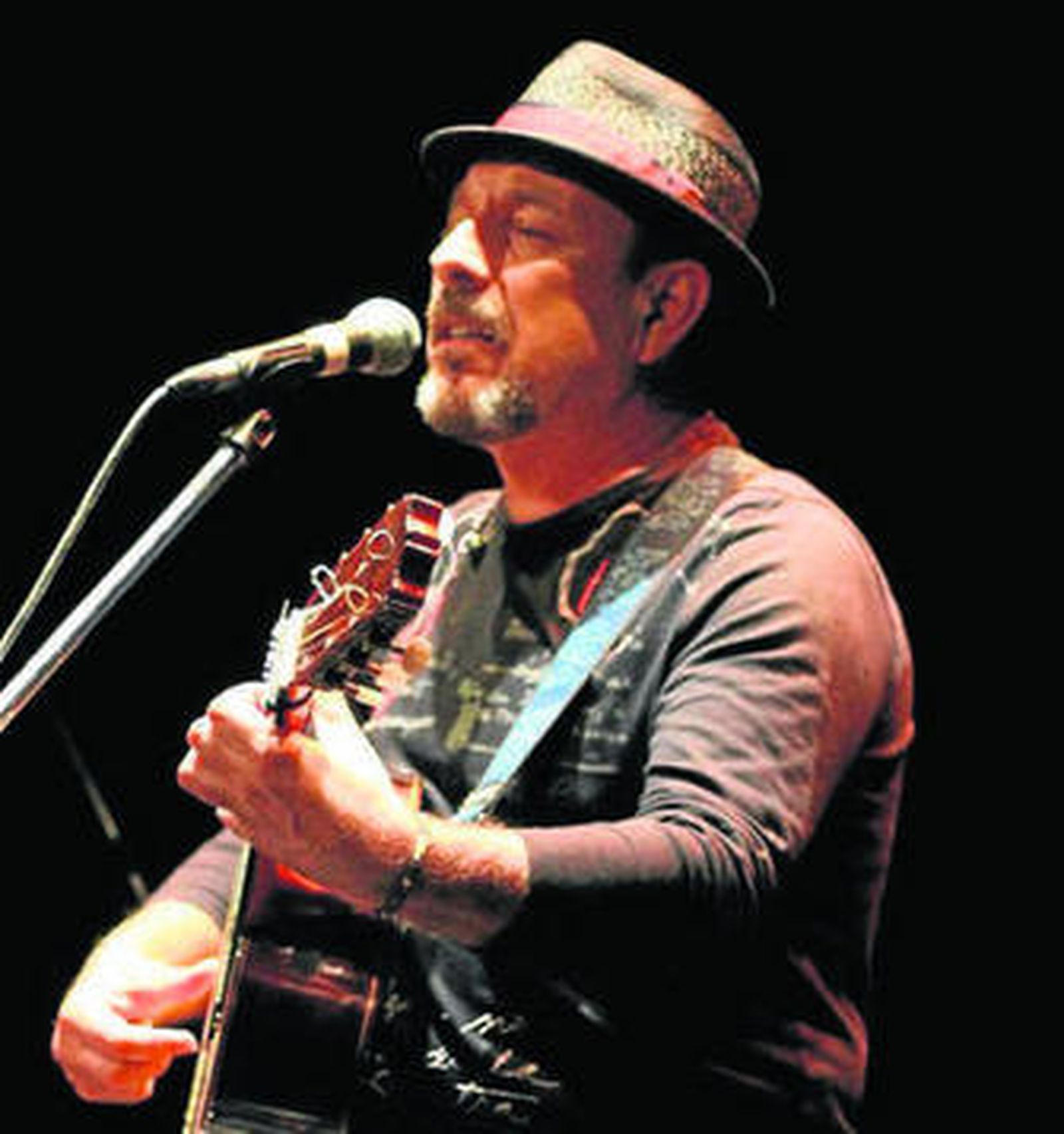 Javier Ruibal durante su actuación.