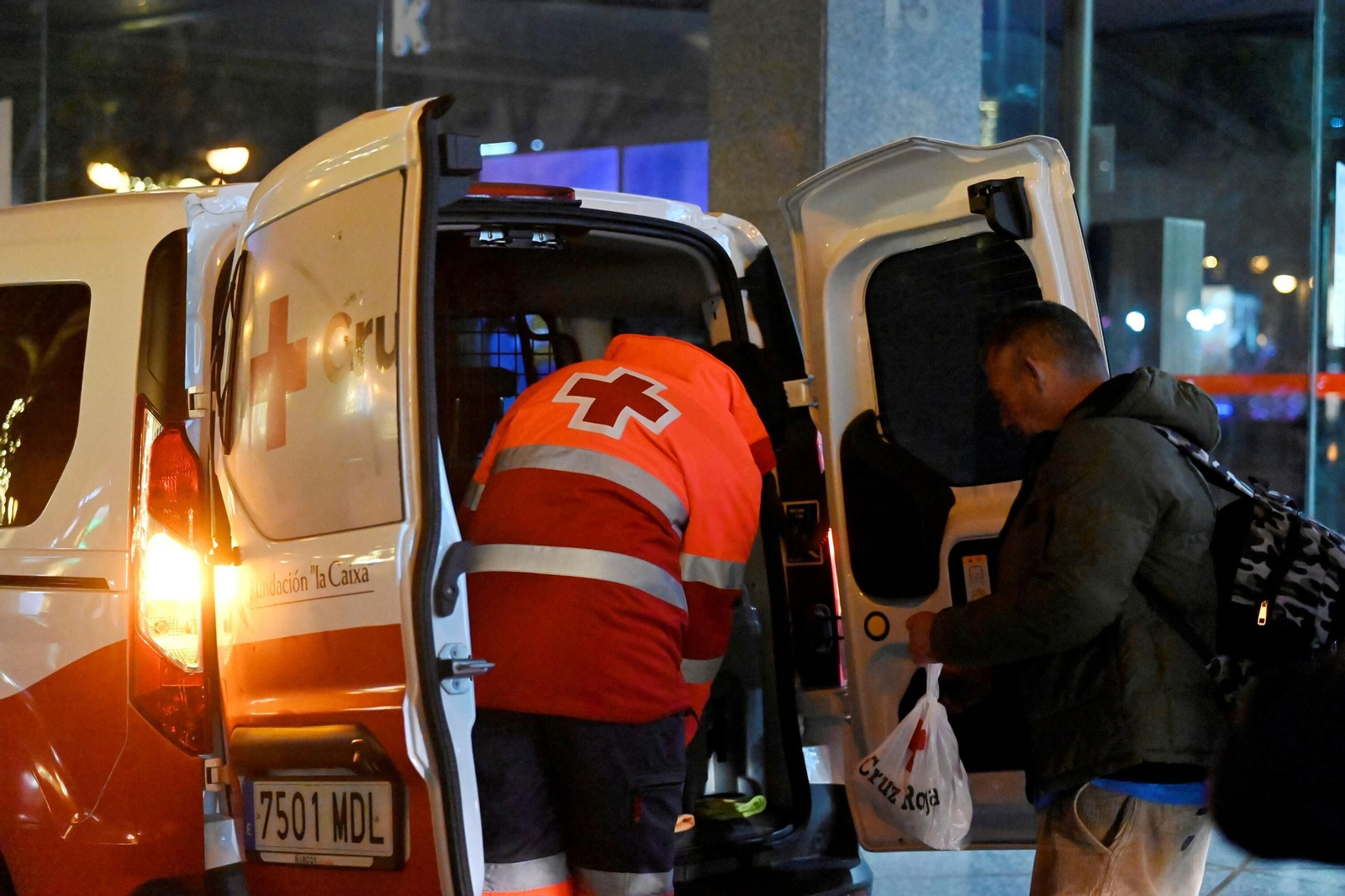 Una noche en la calle con la Cruz Roja de Córdoba, en imágenes