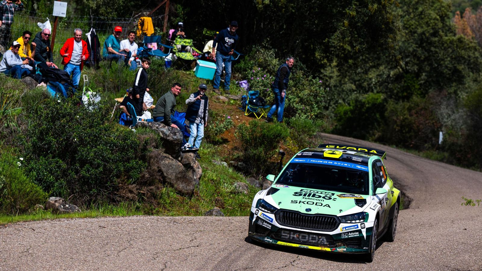 José Antonio 'Cohete' Suárez transita un tramo muy seguido por el público en el Rallye Sierra Morena 2025.