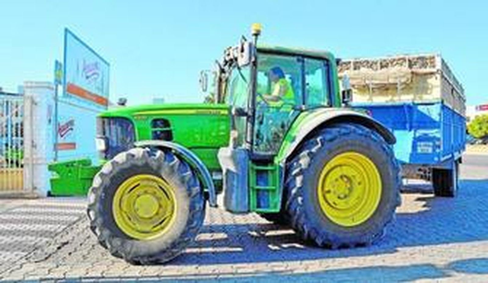 Un tractorista con un remolque cargado de remolacha se dispone a realizar una entrega ayer en la azucarera del Guadalete.