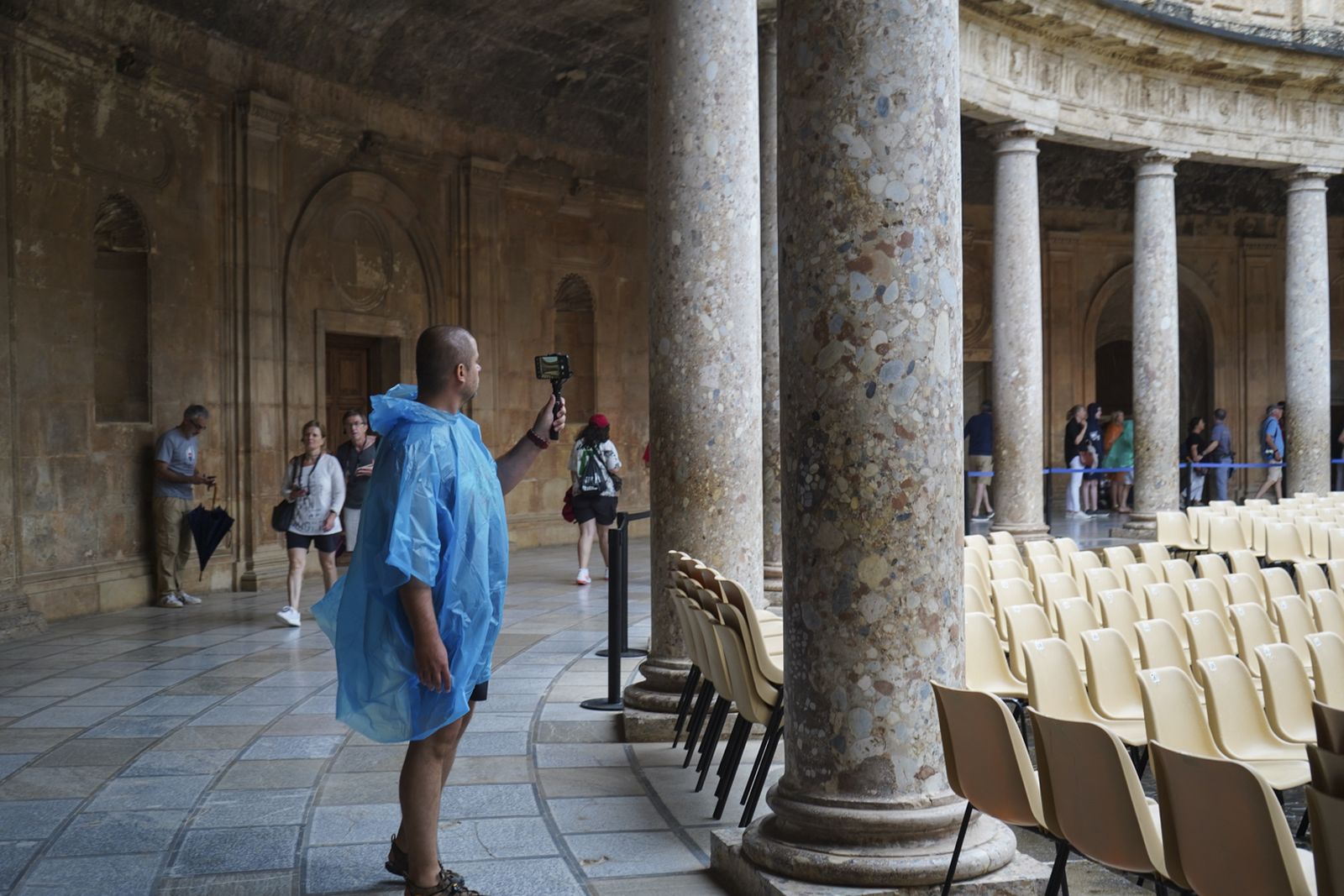 Granada da la bienvenida a un verano pasado por agua