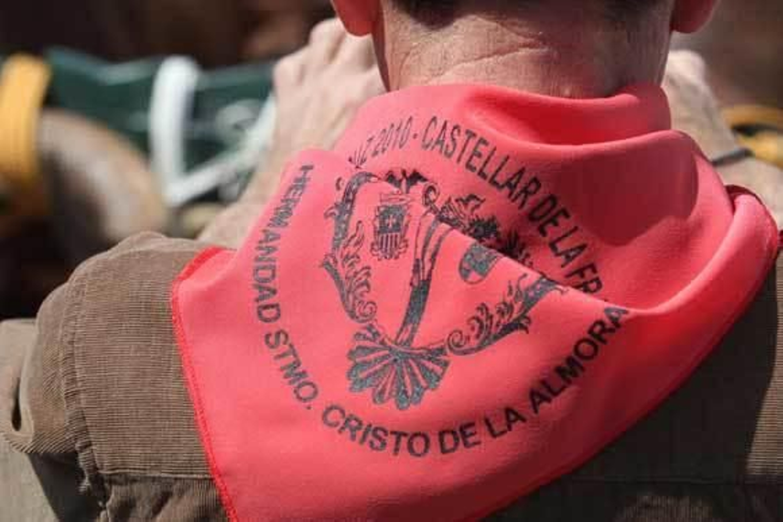 El Cristo de la Almoraima atrae a más de 7.000 devotos. Un centenar de jinetes y 14 carretas acompañan al cortejo en procesión por el municipio  Foto: Paco Guerrero