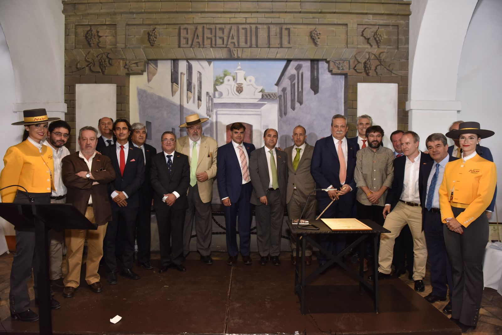 Foto de grupo de los nuevos Caballeros de la Orden de la Solear de Bodegas Barbadillo.