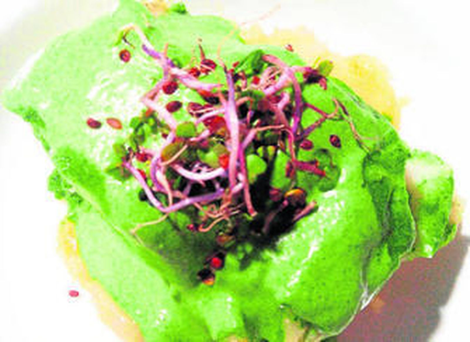 Arriba, el equipo de trabajo de La Cuchara de Carmela, abajo uno de sus platos.