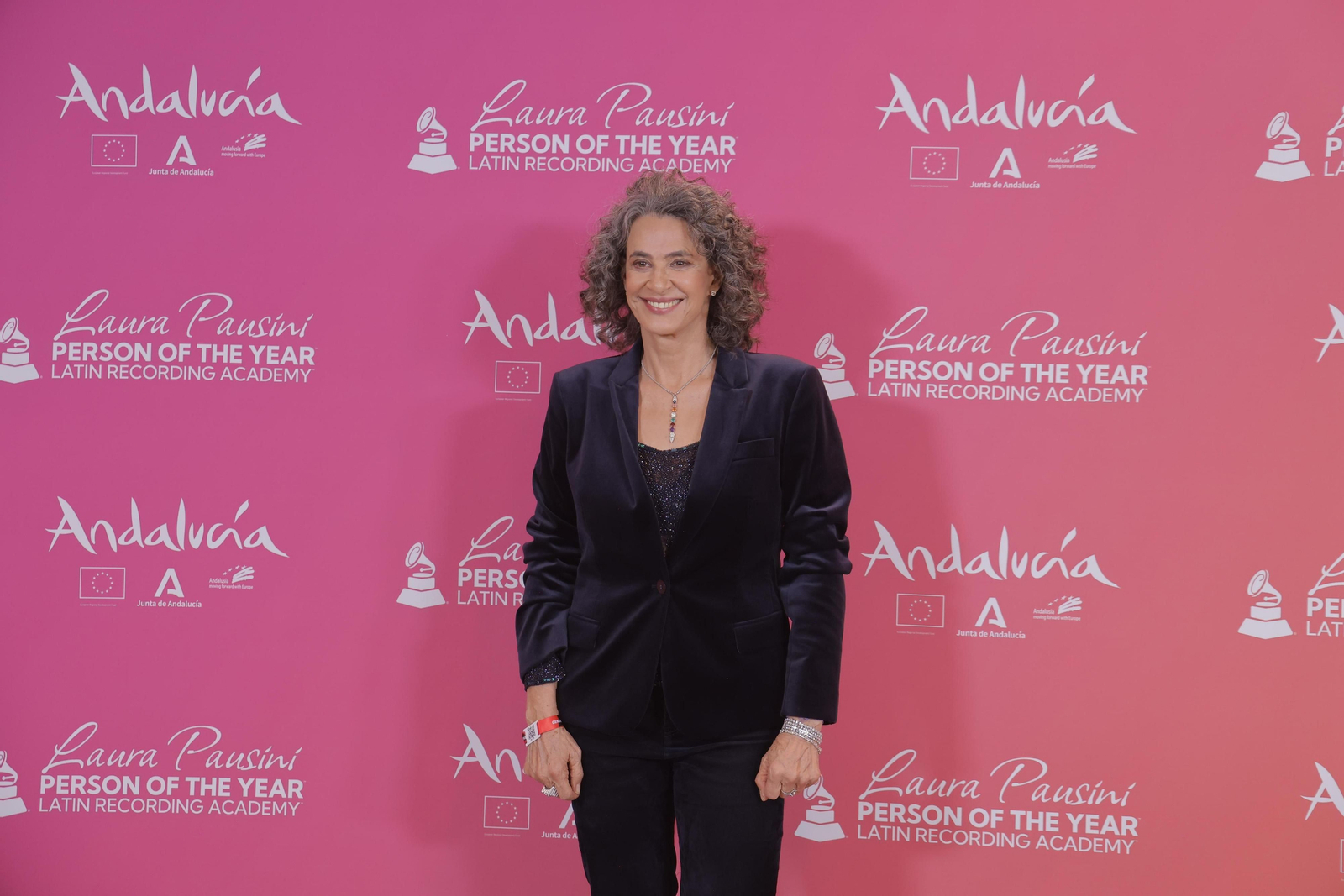 La alfombra roja del homenaje a Laura Pausini en los Grammy Latinos de Sevilla, en imágenes