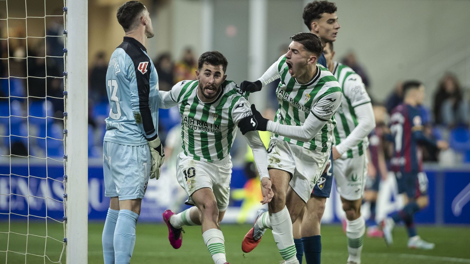 Jacobo celebra con Dani Requena su gol en el Huesca - Córdoba CF.