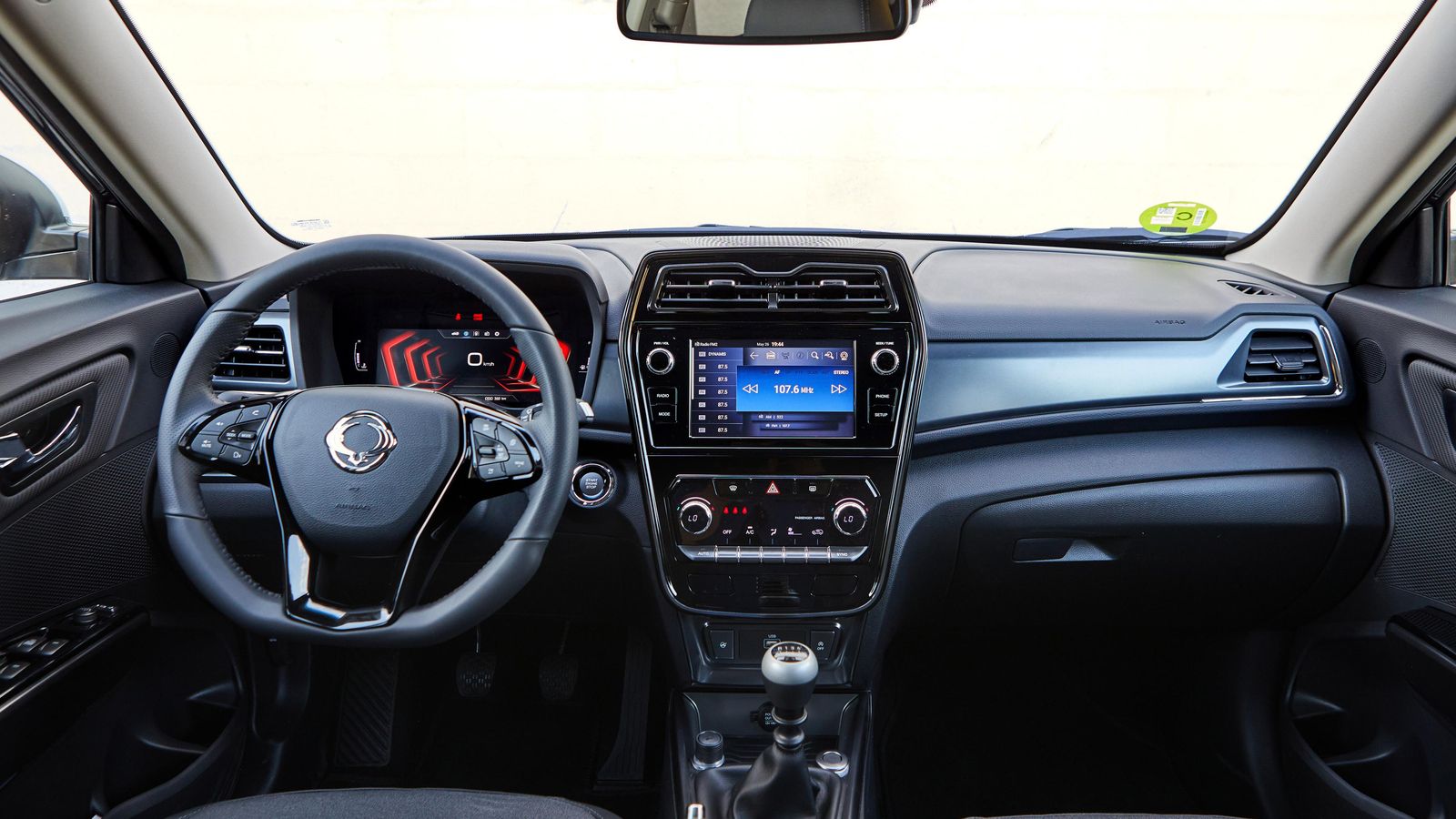 La instrumentación puede ser digital y la pantalla central de hasta 8". El aspecto y la distribución de espacio en el habitáculo es semejante al de la versión corta.