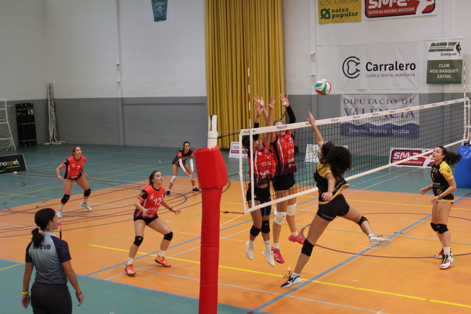Una imagen del triunfo del Mairena Voley en Játiva.