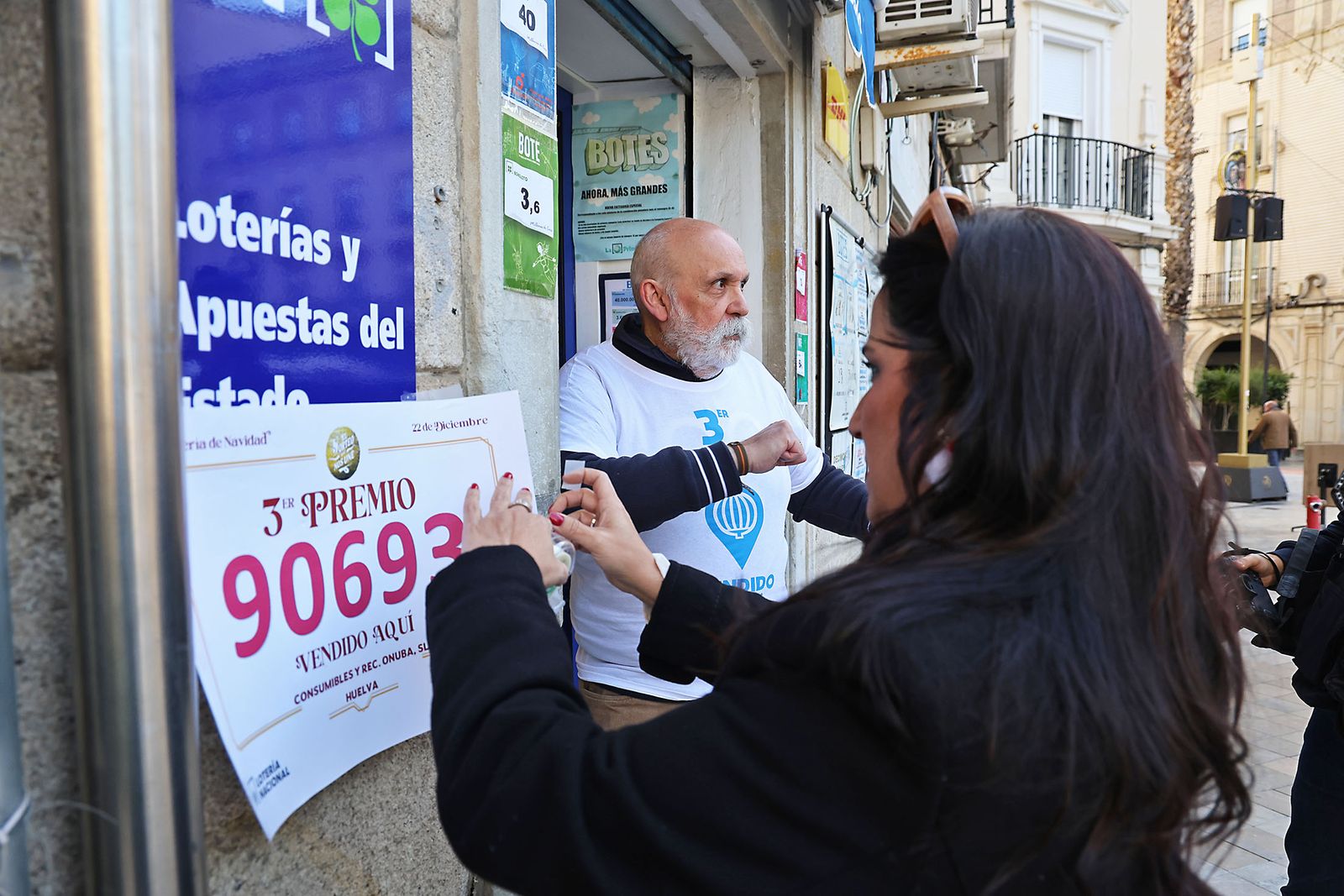 La Loteria de Navidad reparte premios en Huelva (3)