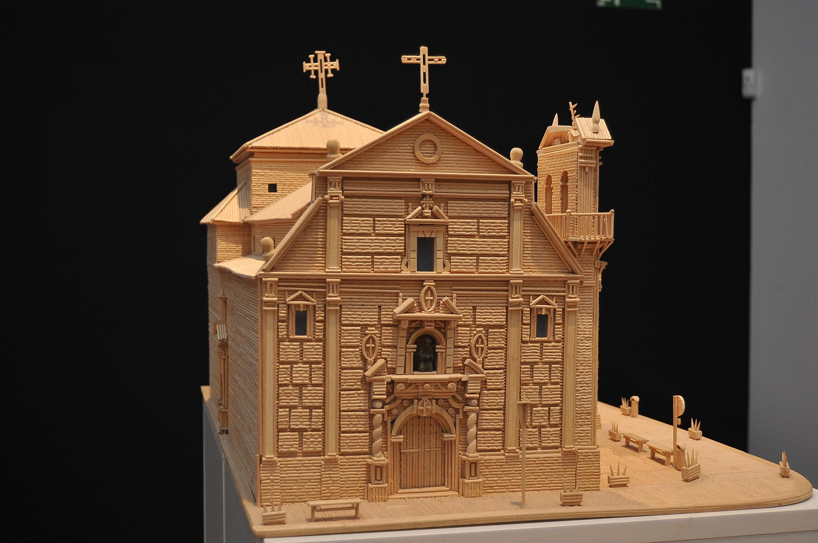 Palillos, cola, un cúter y paciencia: así es la exposición 'Lucena en miniatura'