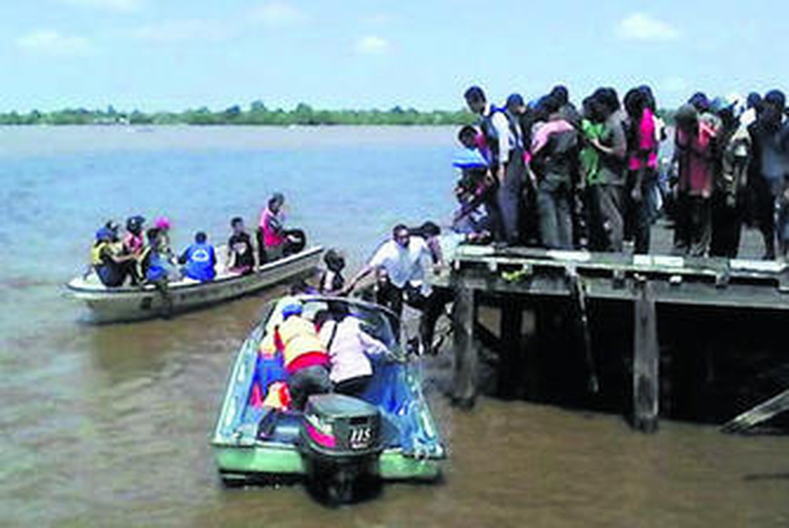 Rescate de los pasajeros de la embarcación que encalló.
