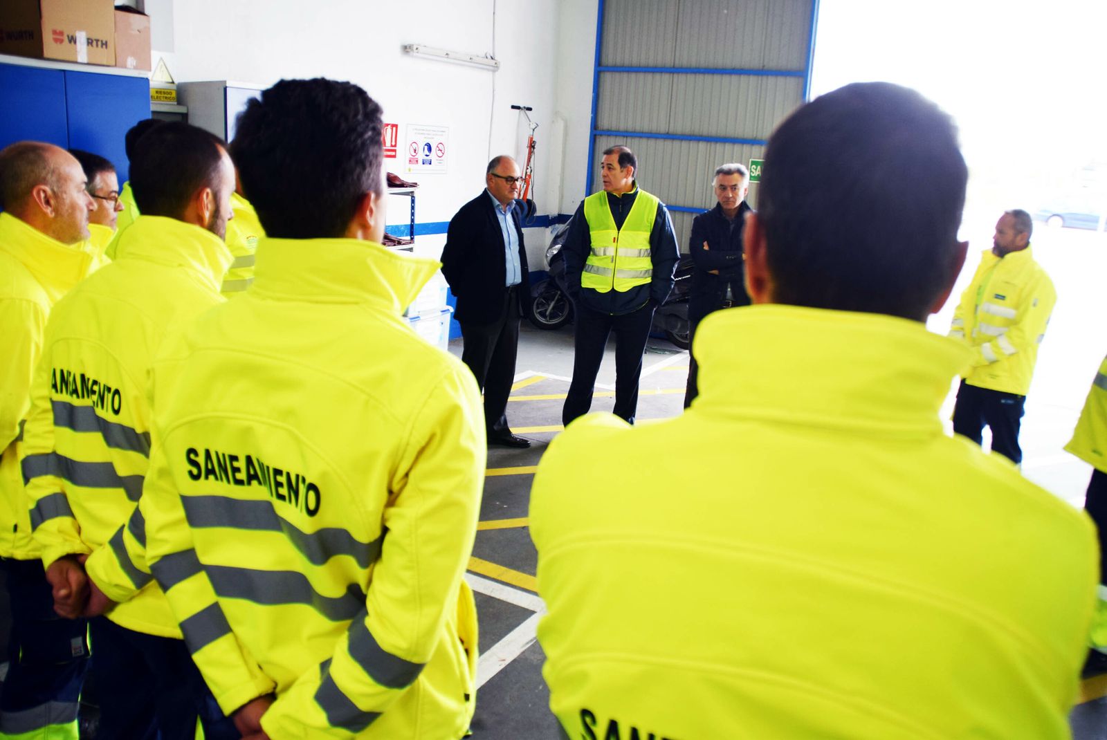 Bermejo, junto al responsable de Hidralia, ante un grupo de operarios del alcantarillado.