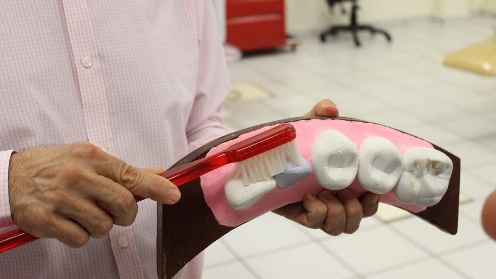 La limpieza bucal es imprescindible para evitar el desarrollo de problemas físicos.