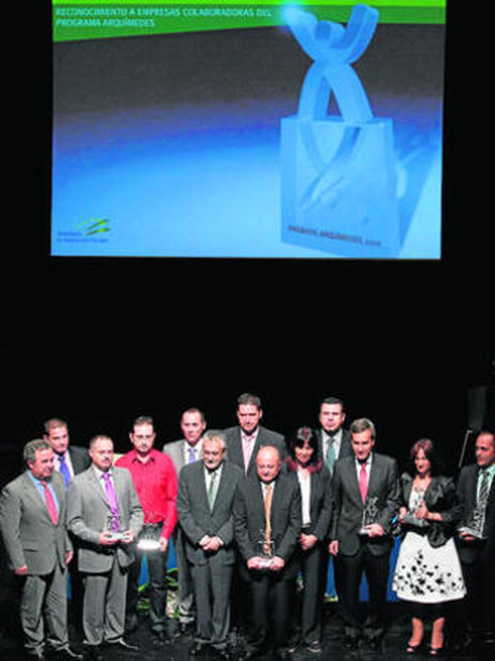 El presidente de la Junta, José Antonio Griñán, rodeado de los premiados.