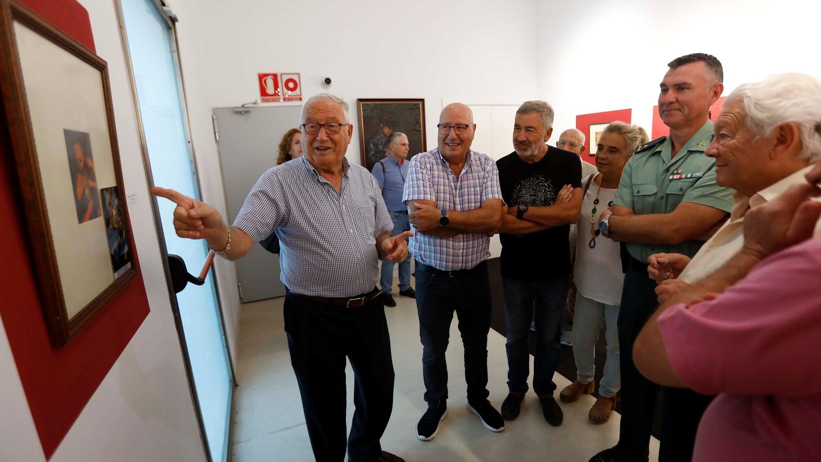 Antonio Torremocha explica la obra ‘Saturno devorando el patrimonio’, durante la apertura de la exposición.