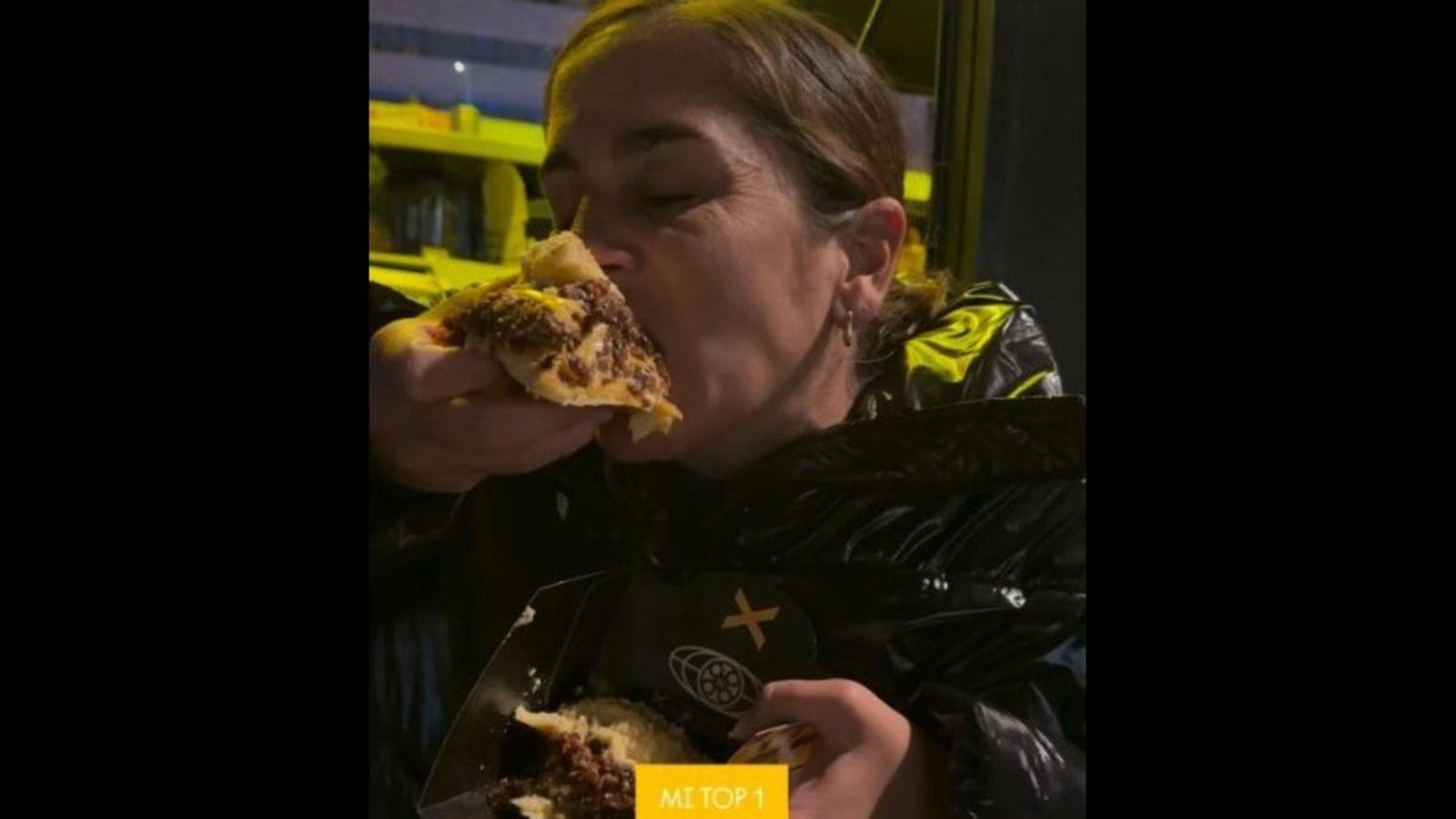 Anabel Pantoja probando la hamburguesa de XPecado Anabel Pantoja probando la hamburguesa de XPecado