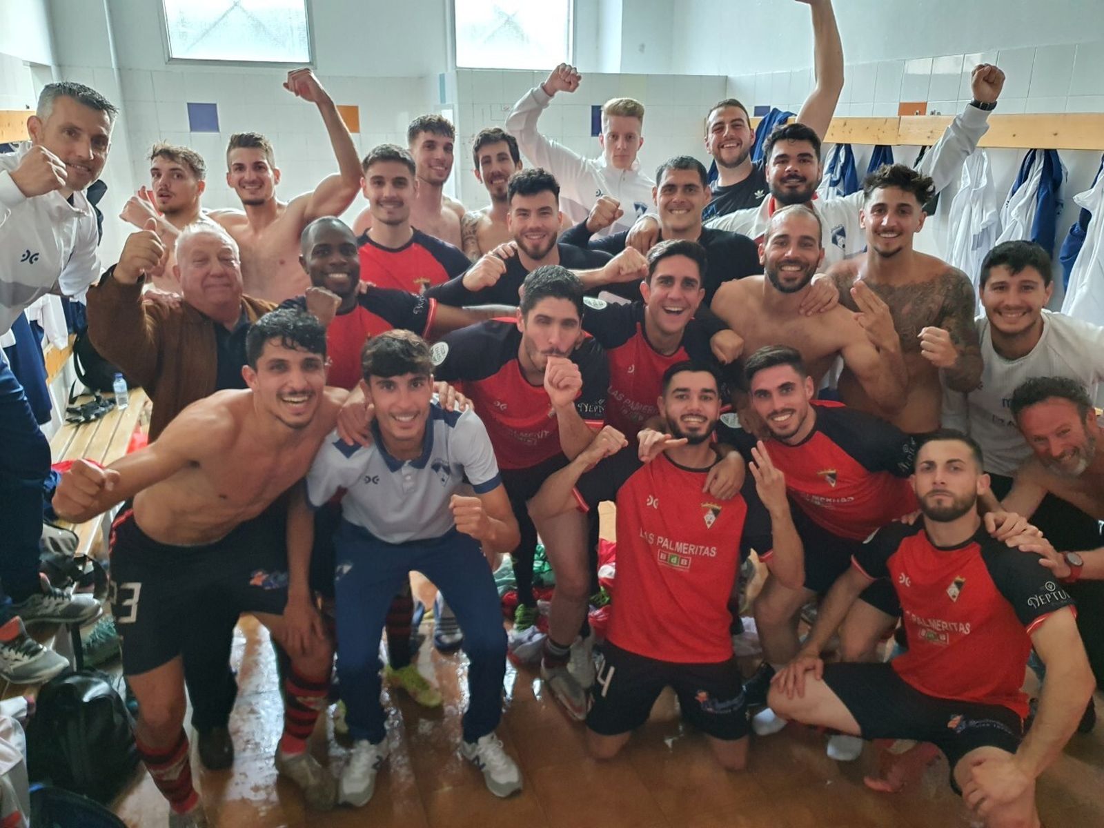 Los jugadores del Ayamonte festejan el triunfo en el derbi que les aúpa al liderato.
