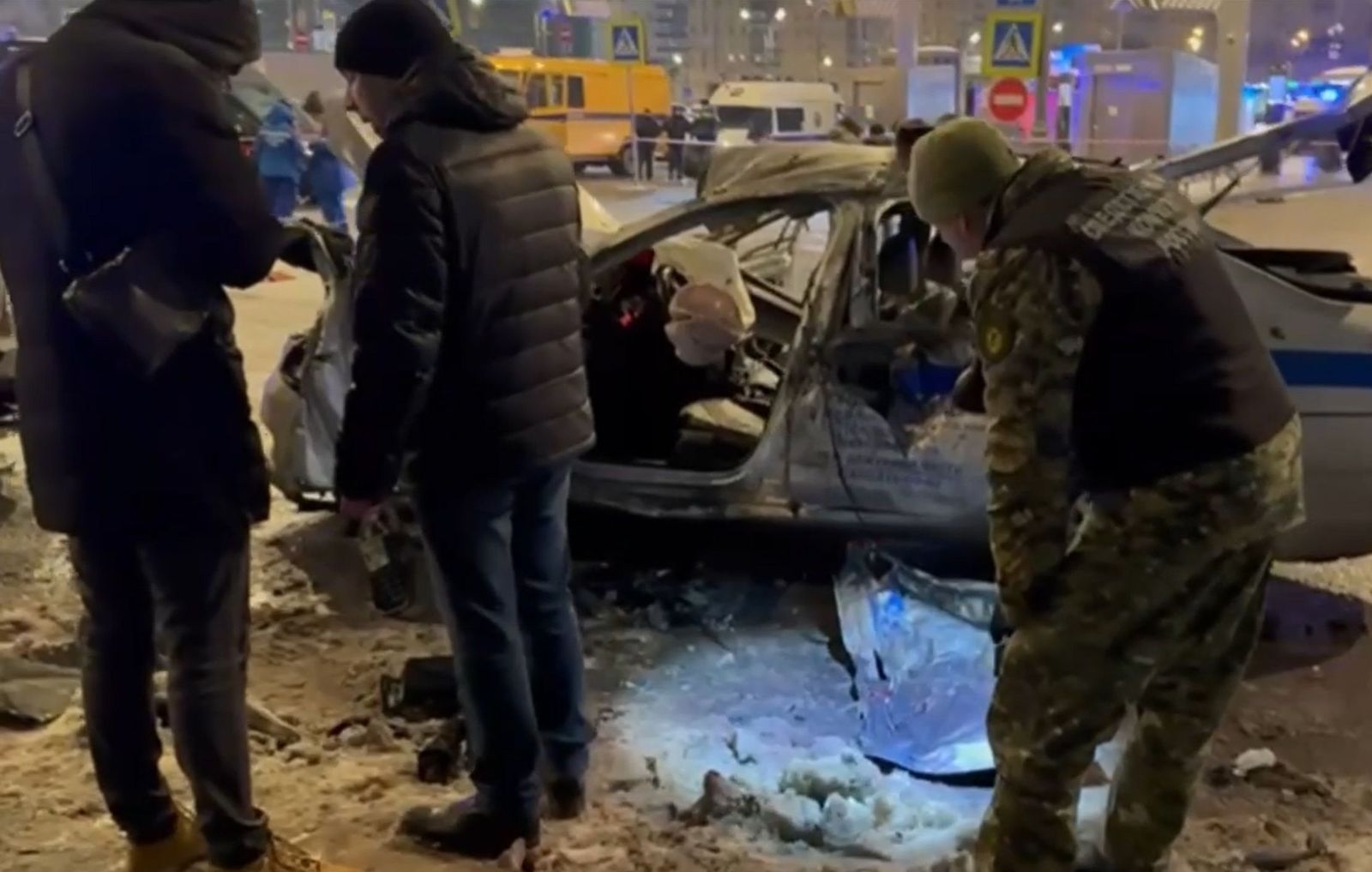 Investigadores rusos observan el coche en el que murió un policía y otros dos resultaron heridos en Moscú.