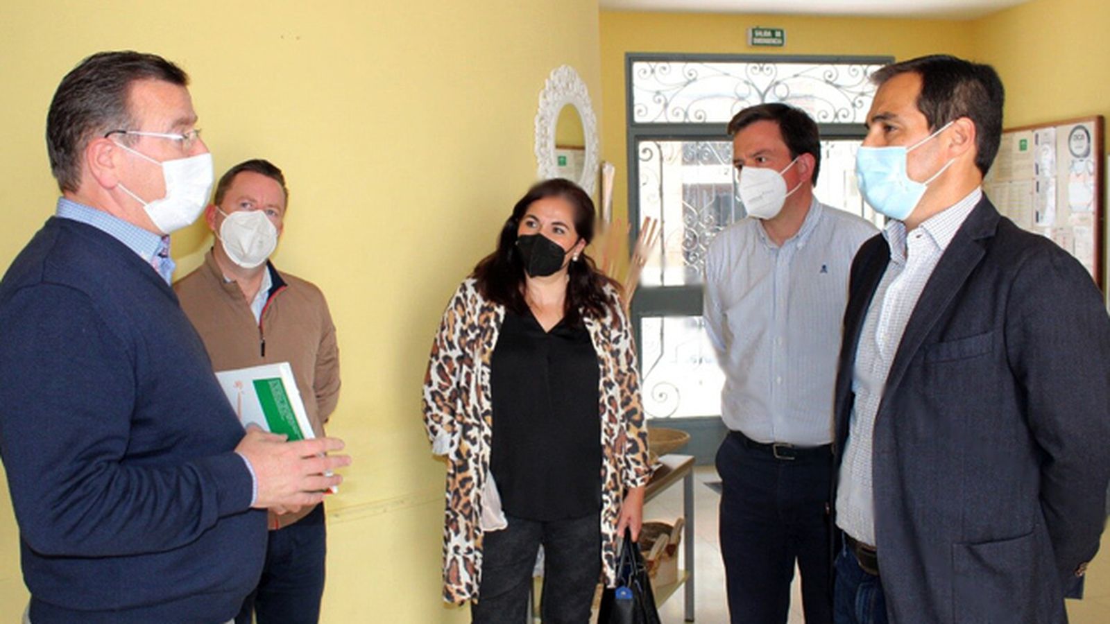 José Antonio Nieto, junto a miembros del grupo municipal del PP, con el gerente de Amara.